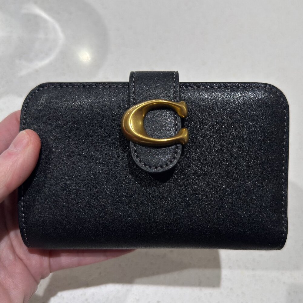 LIKE NEW Coach Tabby Wallet.  Fast shipper.